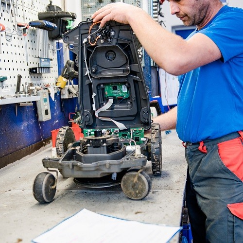 Service-Dienstleistungen-fuer-M-hroboter_800x800