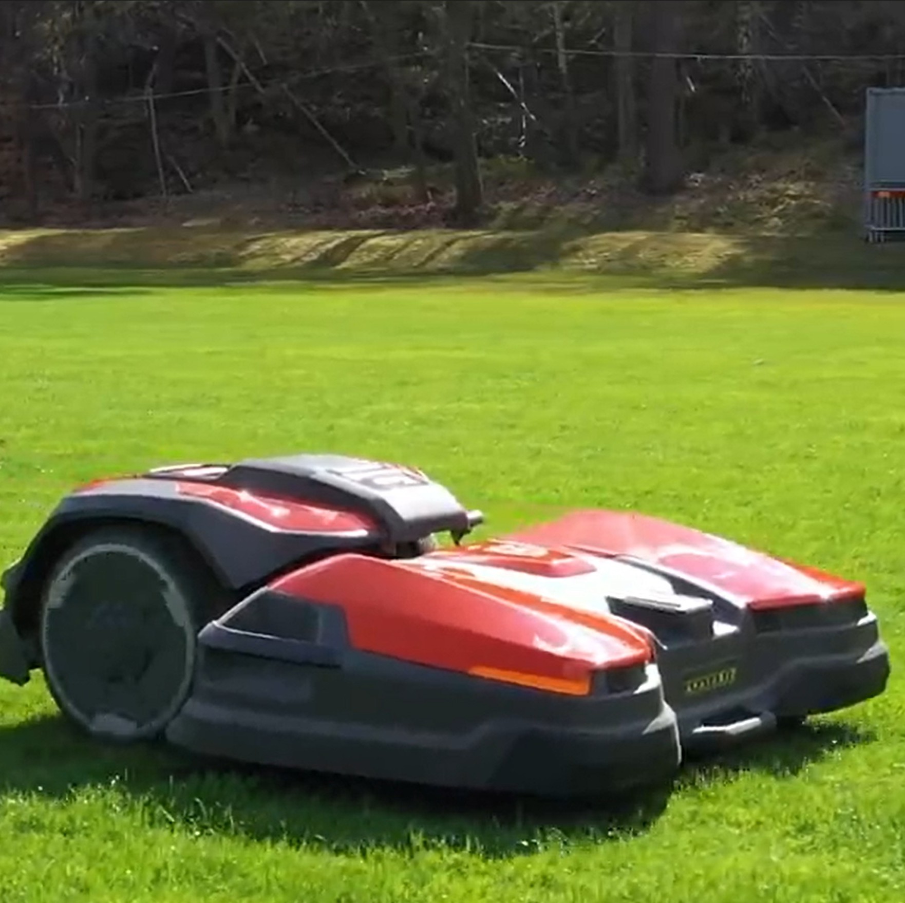 Ceora Husqvarna - Großflächenmähroboter für Sportplätze, Golfplätze, etc.