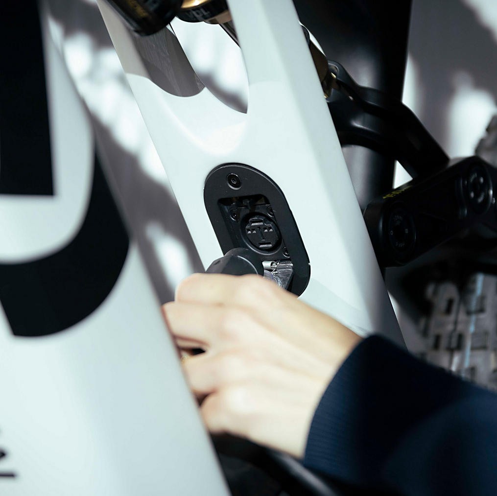 Nachrüstset für den Ladeanschluss an Husqvarna Carbonräder Baujahr 2022