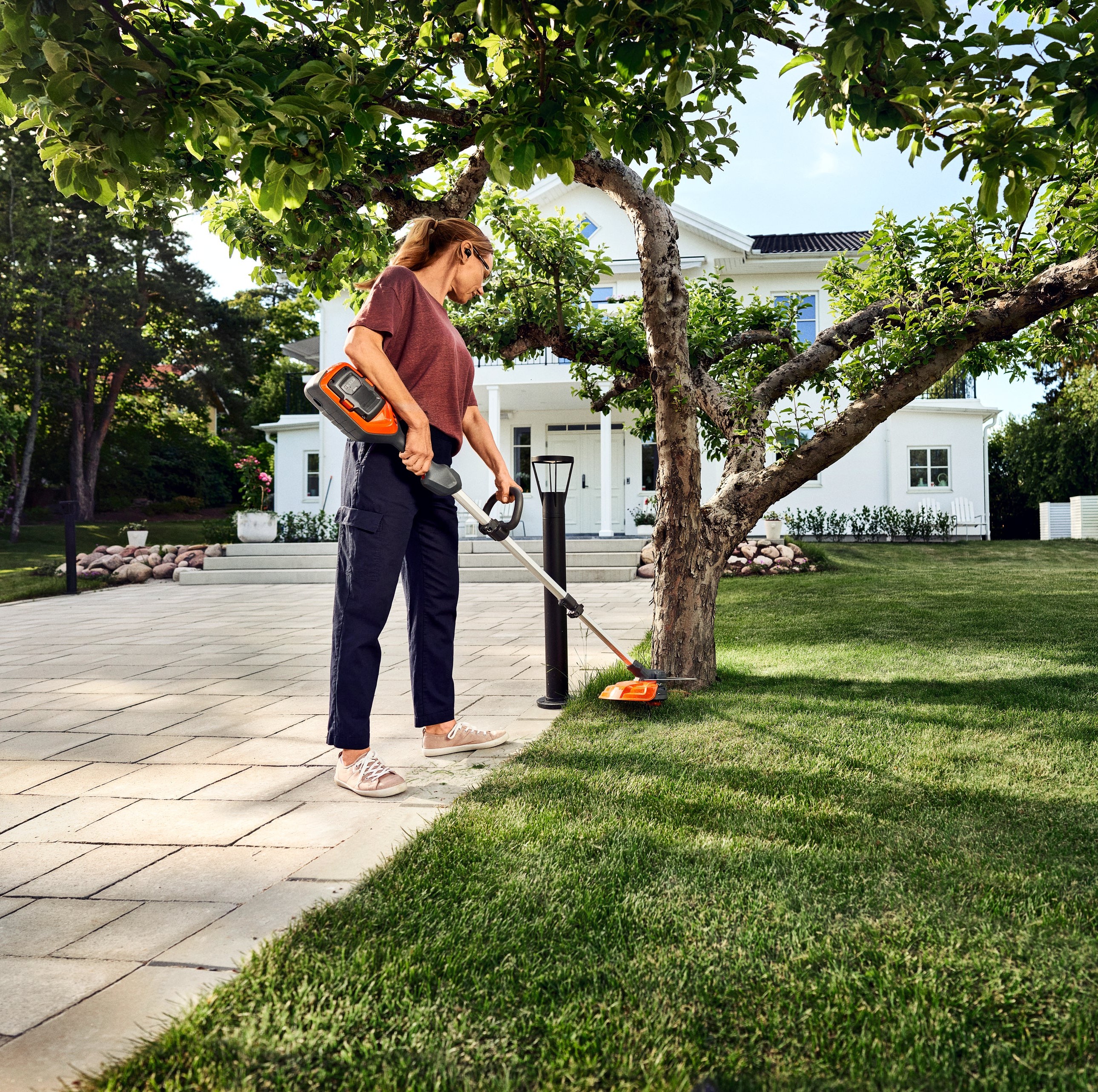 Wir stellen euch den neuen Akku Trimmer 215iL von Husqvarna vor