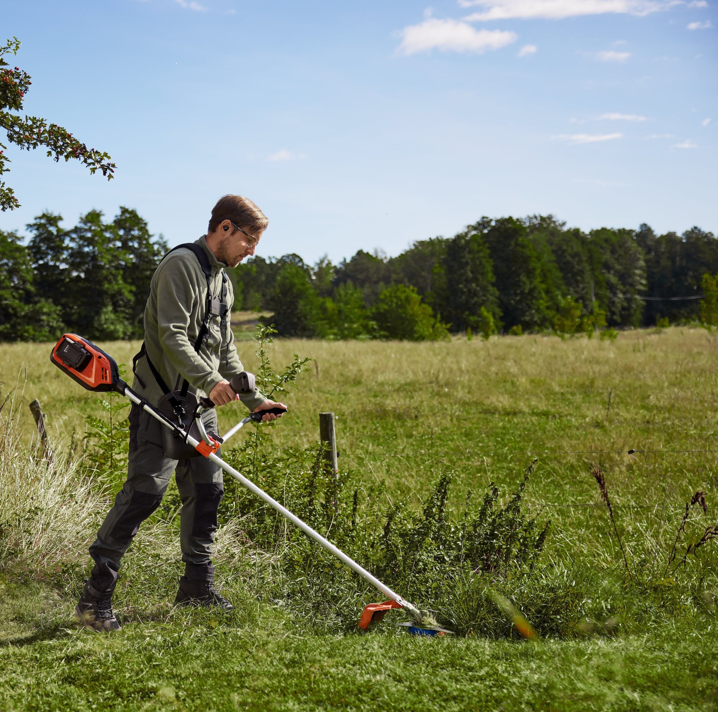 Die Akku Motorsense 325iR mit Schneidmesser